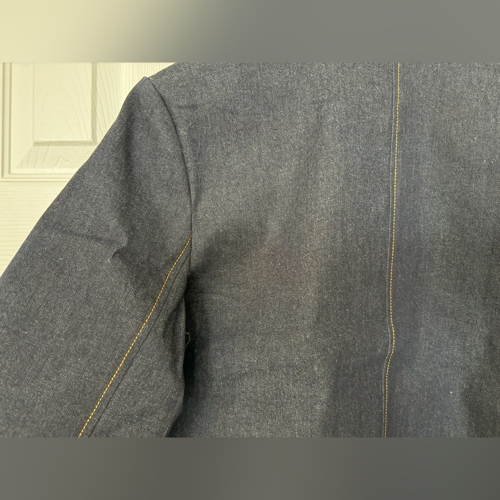 Veronica Beard Barrington Denim Cropped Jacket
Blue Embellished-Collar - size 6 - Picture 9 of 12